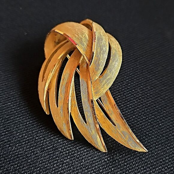 Large Vintage BSK Brushed Gold Abstract Wing Feather Pin Brooch - Picture 3 of 8